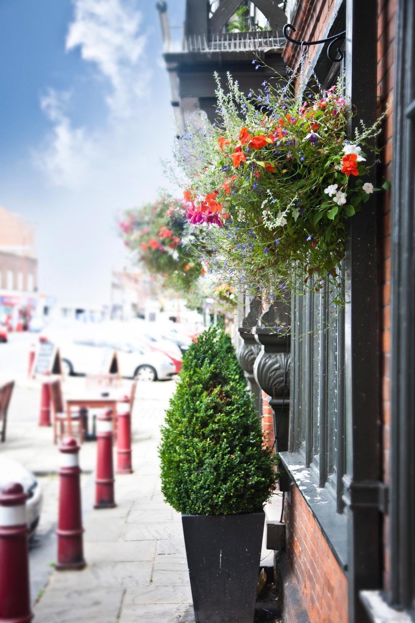 Crown Hotel Chertsey Exterior photo