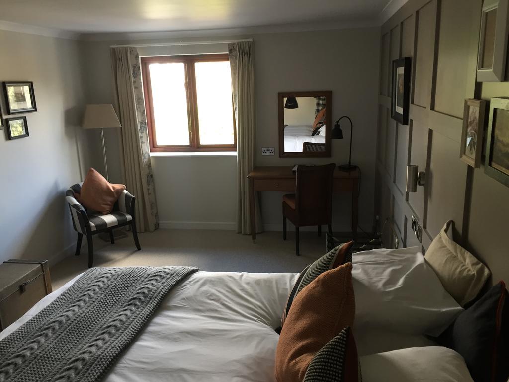 Crown Hotel Chertsey Room photo