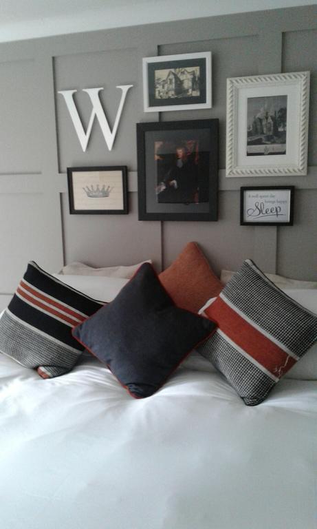 Crown Hotel Chertsey Room photo