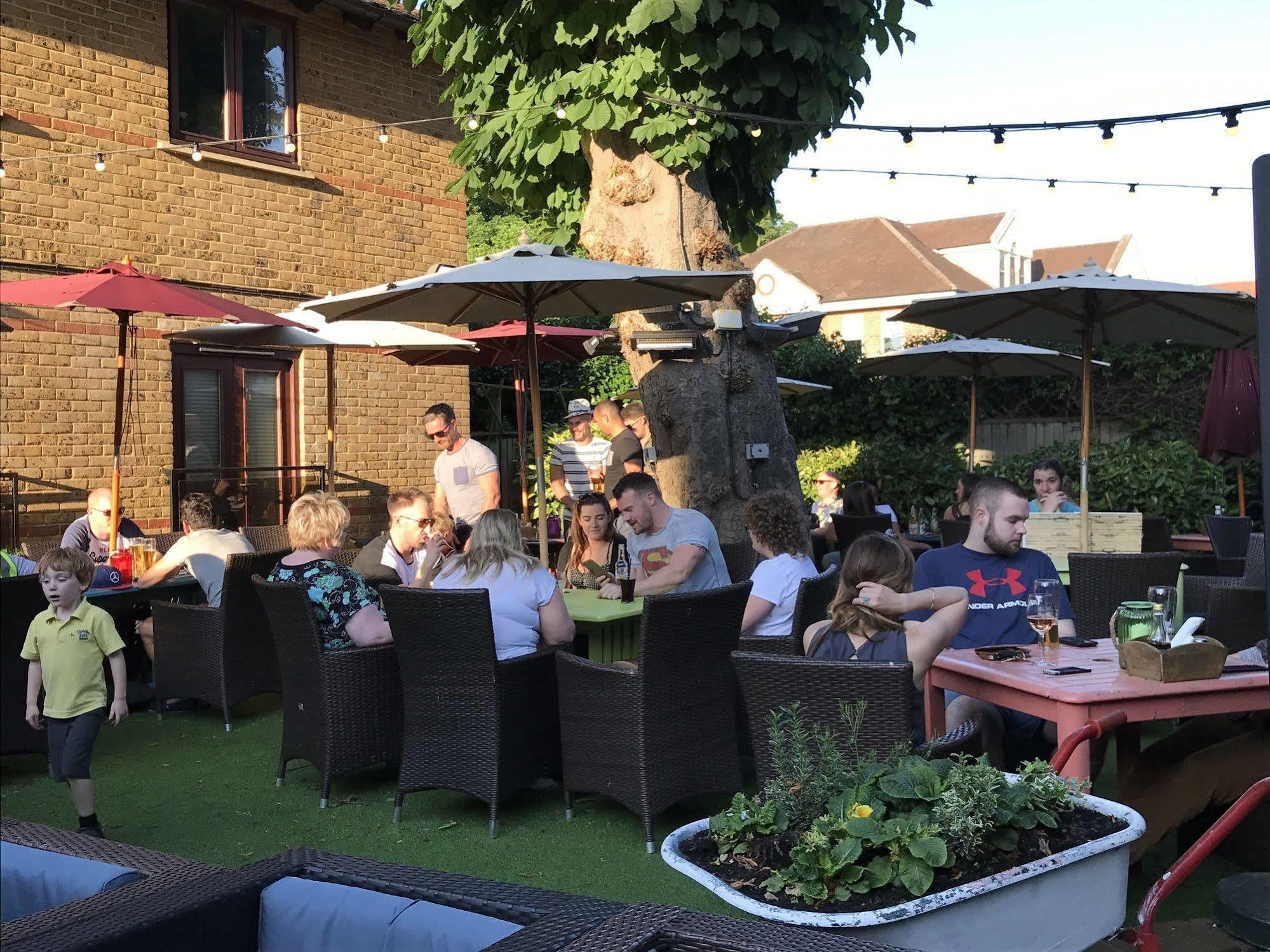 Crown Hotel Chertsey Exterior photo